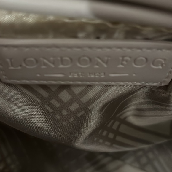 Women’s cream and off-white shoulder bag by London Fog. - Picture 3 of 5